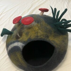 100% sheep wool, hade made in Nepal felt Cat cave.